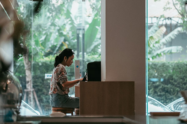 디지털노마드_카페에서일하고있는여성