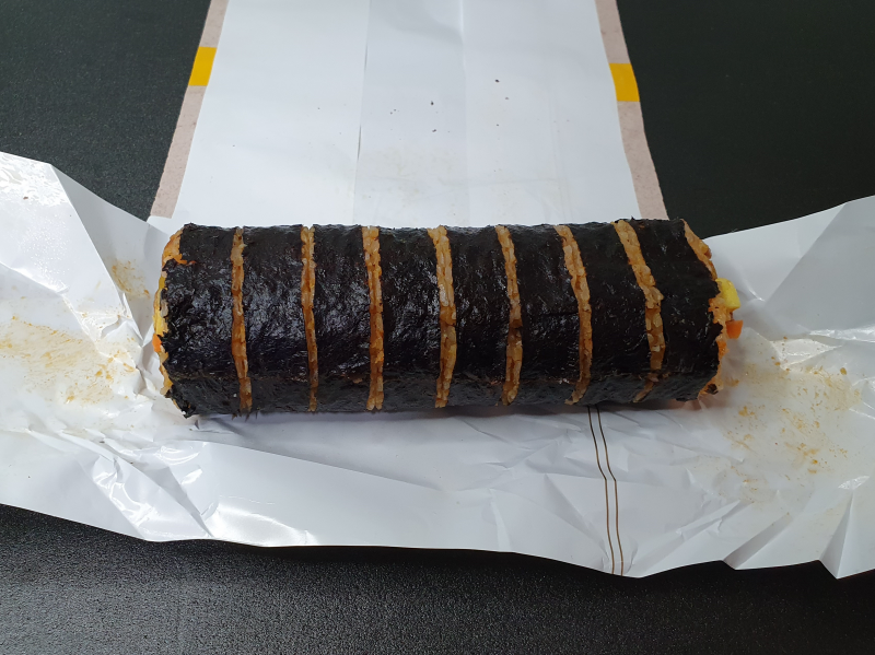 8조각으로 되어 있는 고추참치김밥