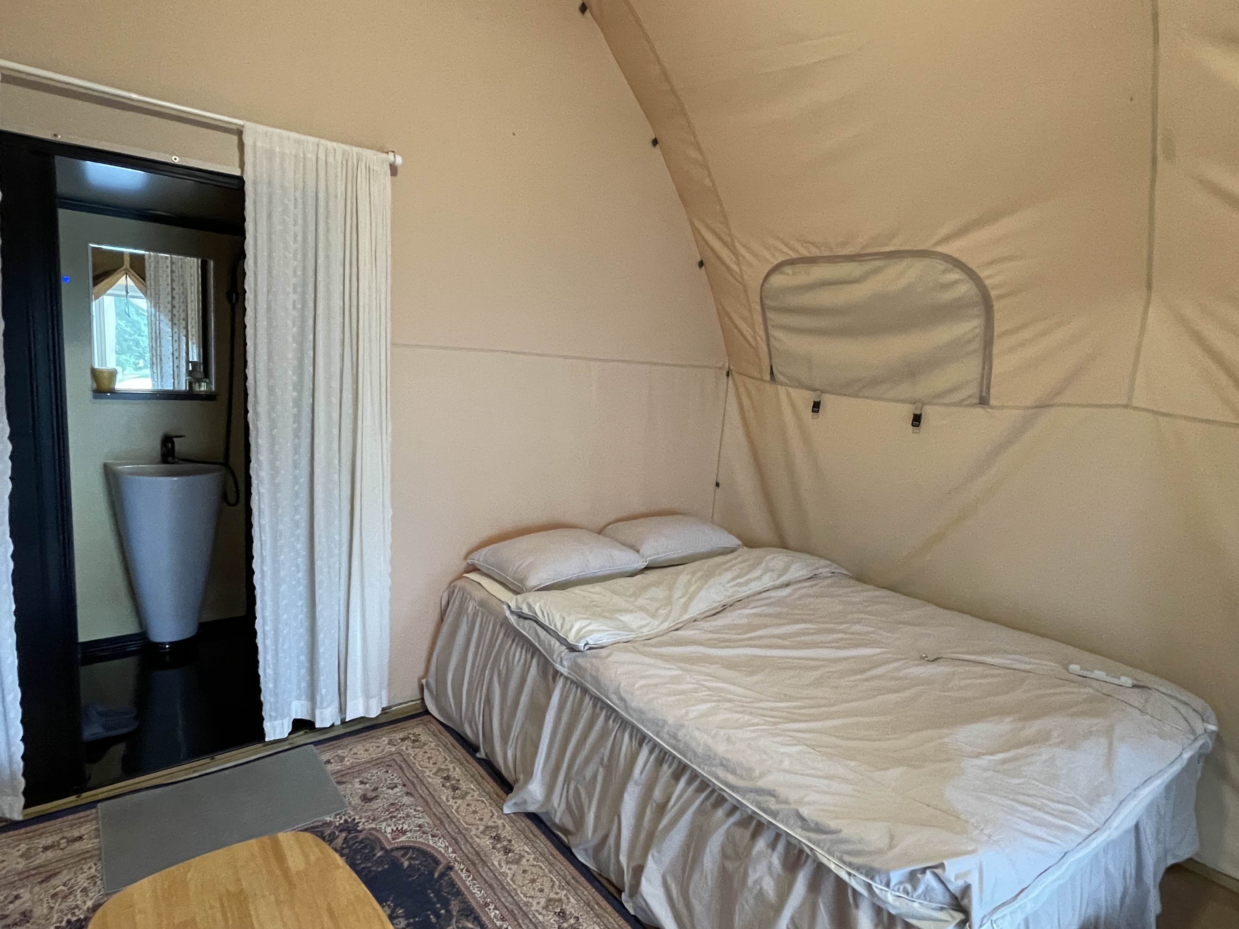 글램핑장 내부 침대사진