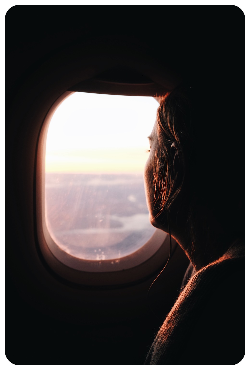 창가석에 앉은 승객이 비행기 밖을 바라보는 모습