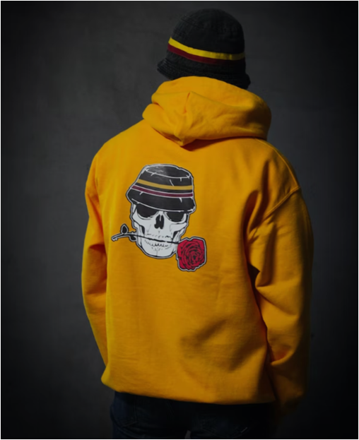 노란-후드티에-모자를-쓴-남성의-뒷-모습