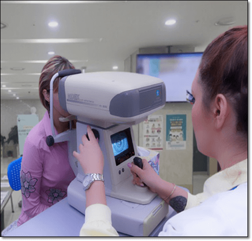 눈 검사하는 여성