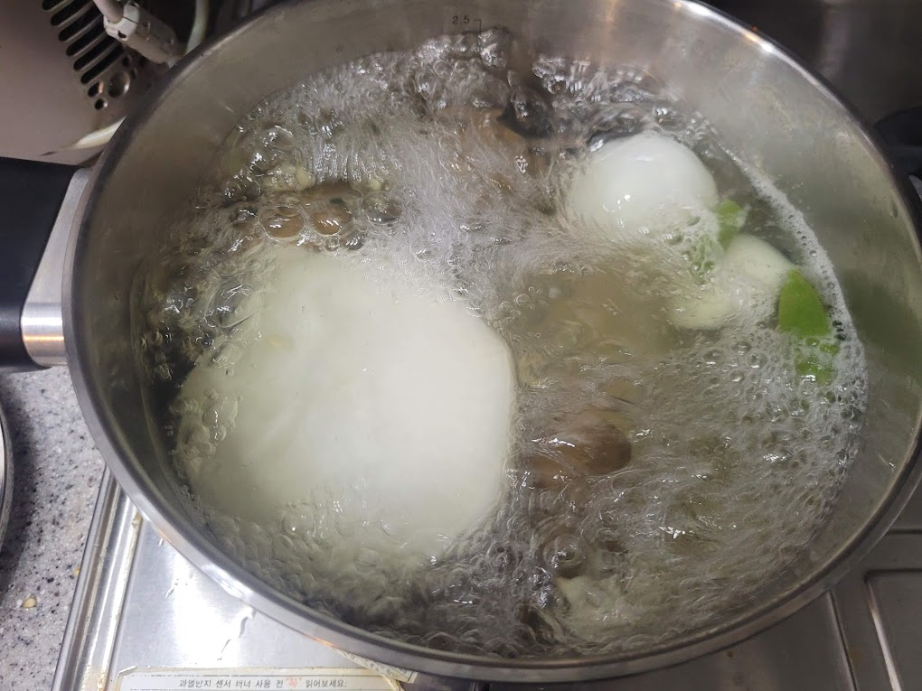 무와 채소를 넣고 우려낸 육수에 들어간 백골뱅이