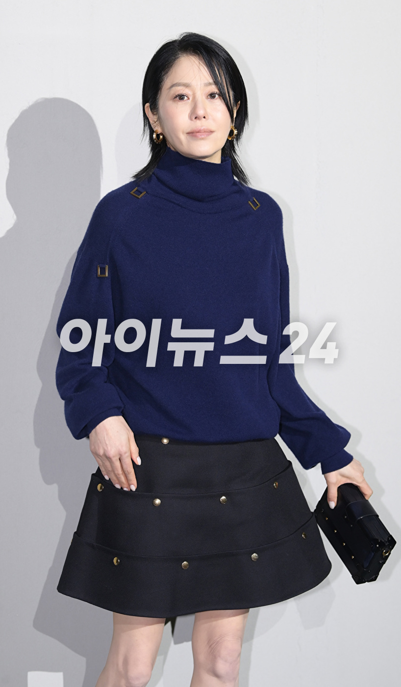 배우 고현정이 29일 오후 서울 한강 잠수교에서 진행된 '루이 비통 2023 프리폴 패션쇼'에 참석하고 있다. [사진=정소희 기자]
