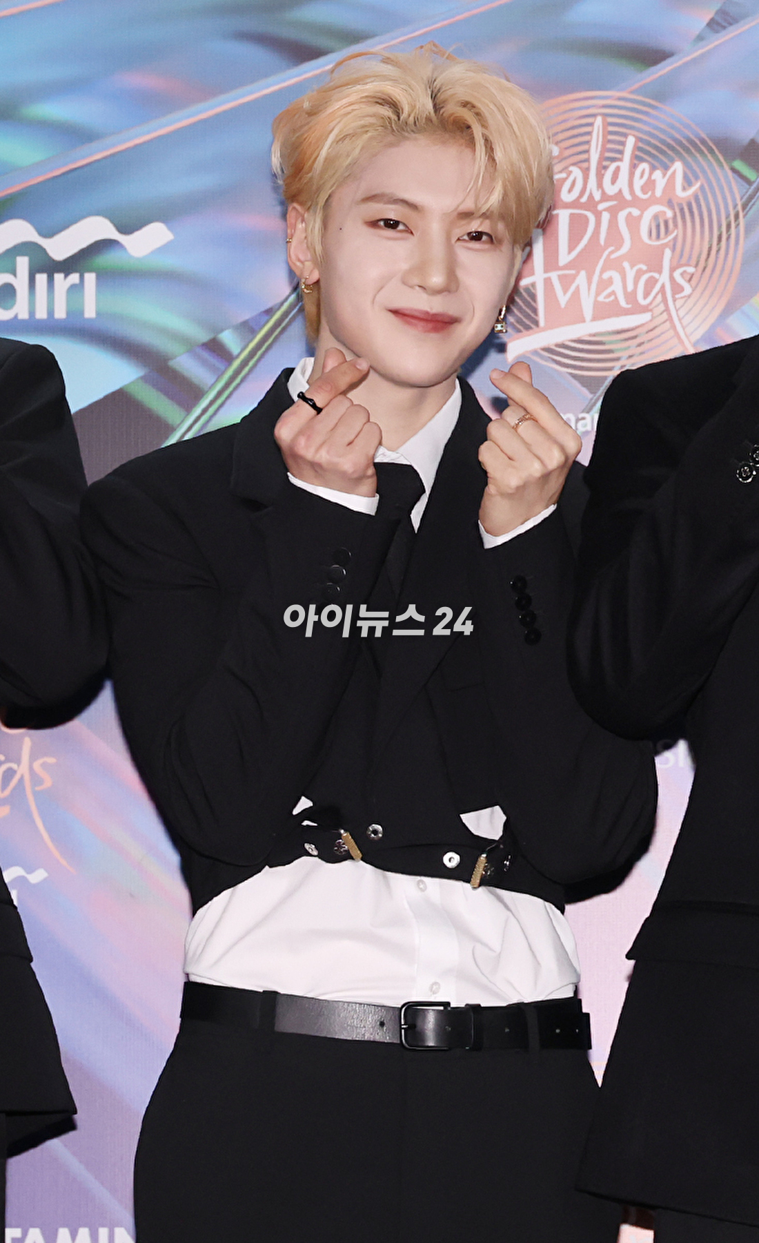 그룹 제로베이스원이 6일 오후 인도네시아 자카르타 인터내셔널 스타디움에서 열린 &#39;제38회 골든디스크 어워즈 with 만디리&#39;에 참석하고 있다. [사진=골든디스크 어워즈 사무국]