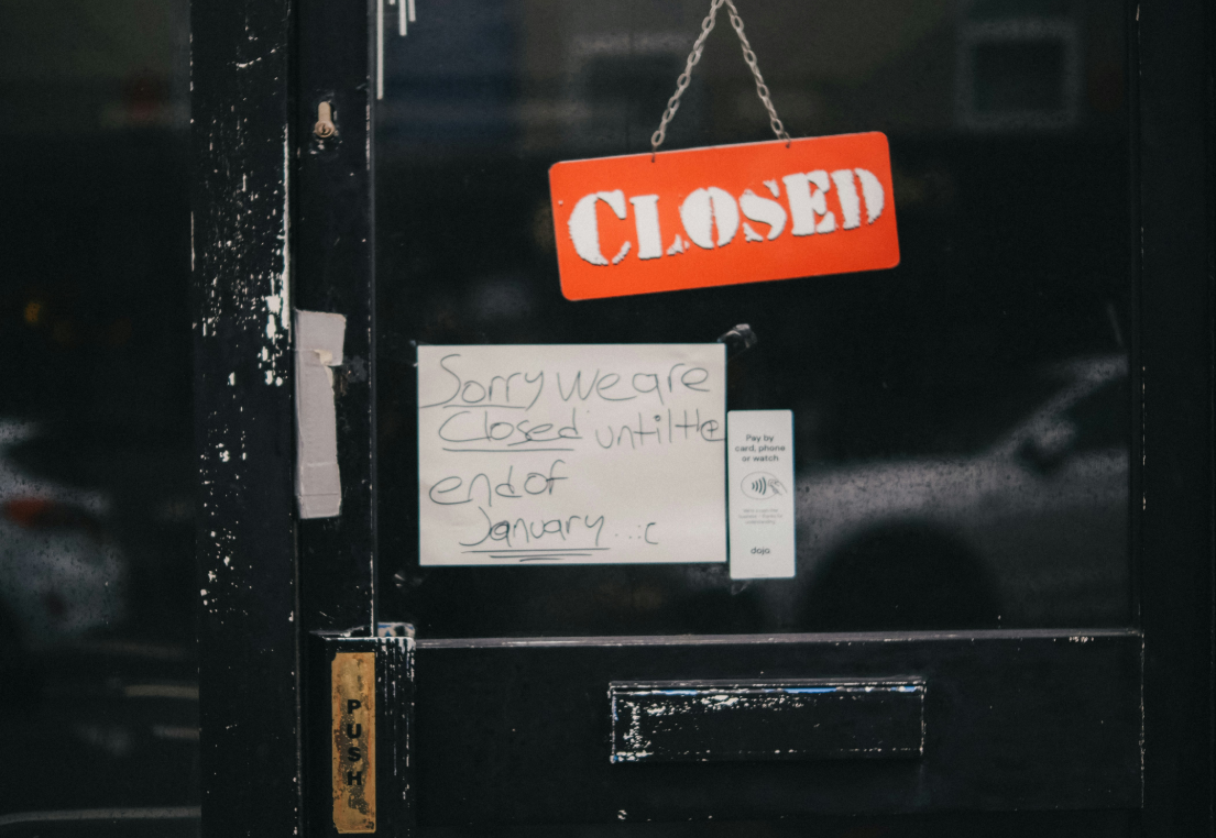 공휴일로 문을 닫은 가게