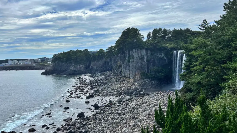 정방폭포 산책로에서 바라본 풍경 사진 입니다.