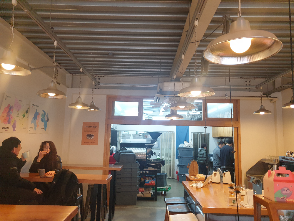 뒤쪽에는 4인석 테이블이 놓여있다.