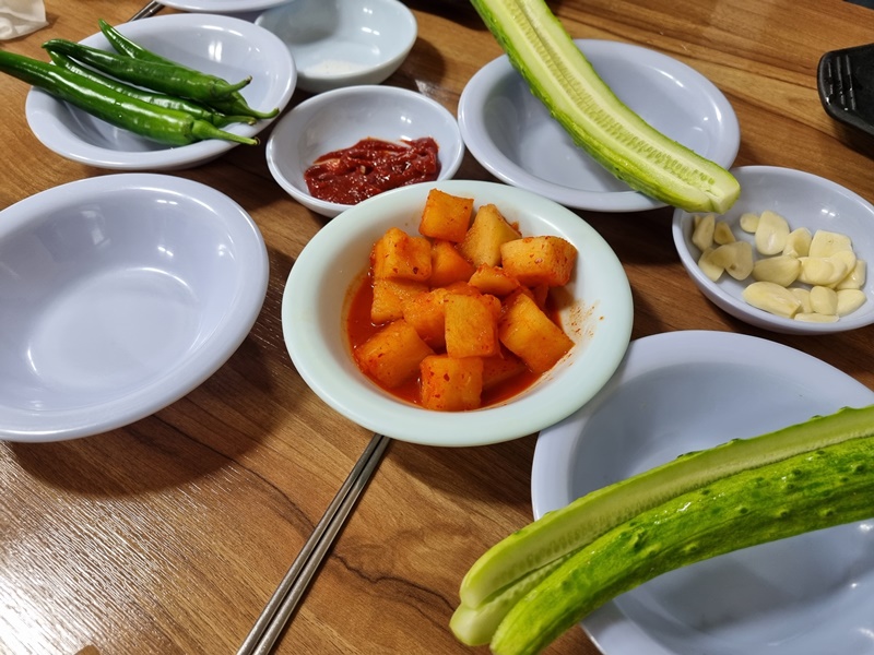 고추-고추장-깍두기-오이-마늘-기본-반찬
