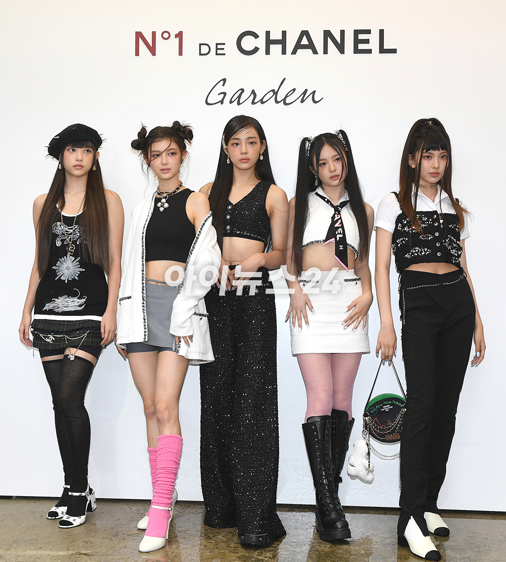 그룹 뉴진스(왼쪽부터 해린, 다니엘, 민지, 하니, 혜인)가 2일 오후 서울 성동구 성수동에서 진행된 샤넬 뷰티 N&deg;1 DE CHANEL GARDEN 오픈 기념 포토행사에 참석하고 있다. [사진=정소희 기자]