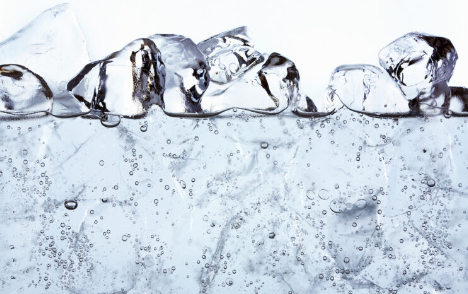 탄산수를 마시는 것.