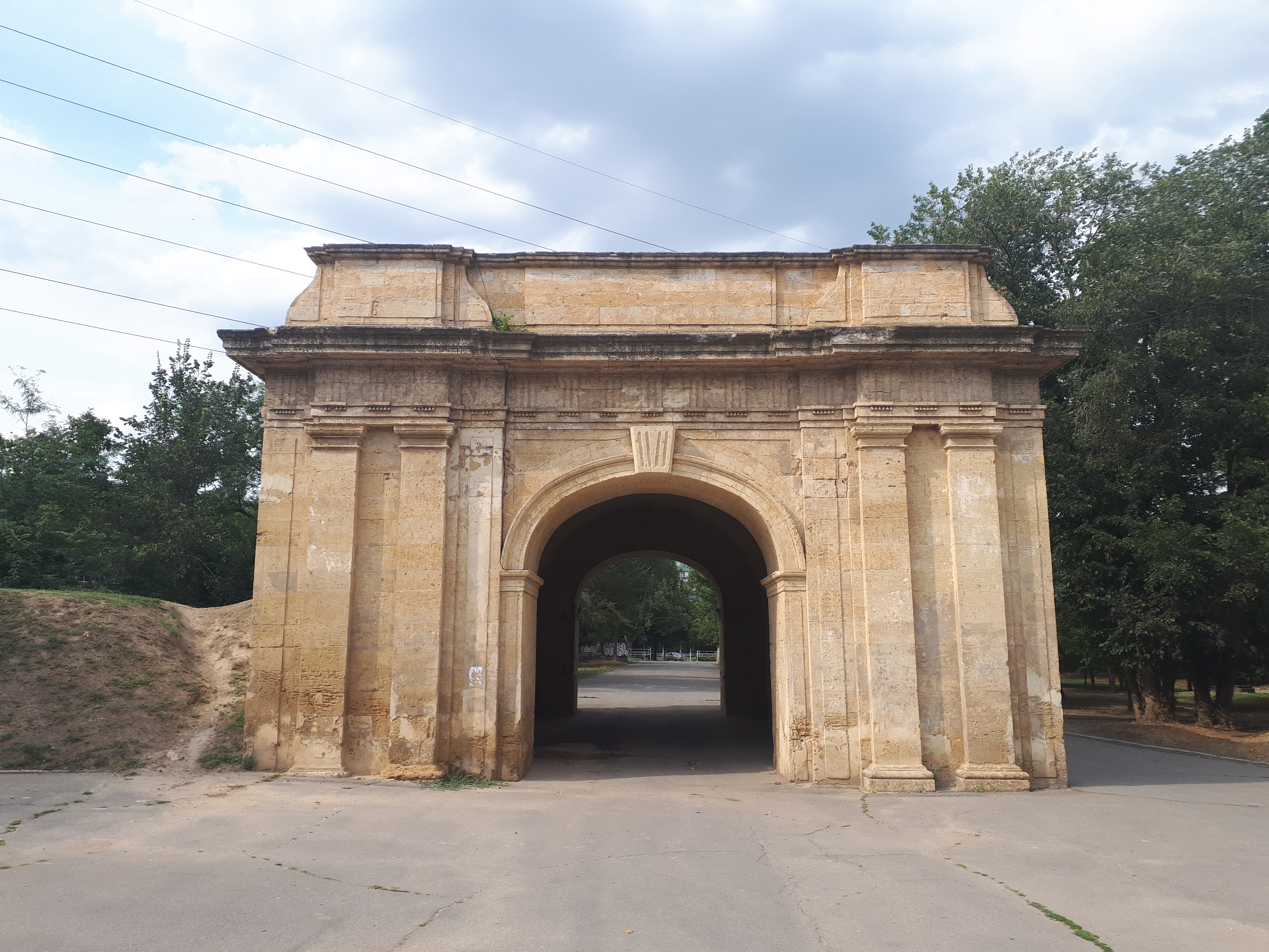 우크라이나 헤르손 요새 게이트 앞