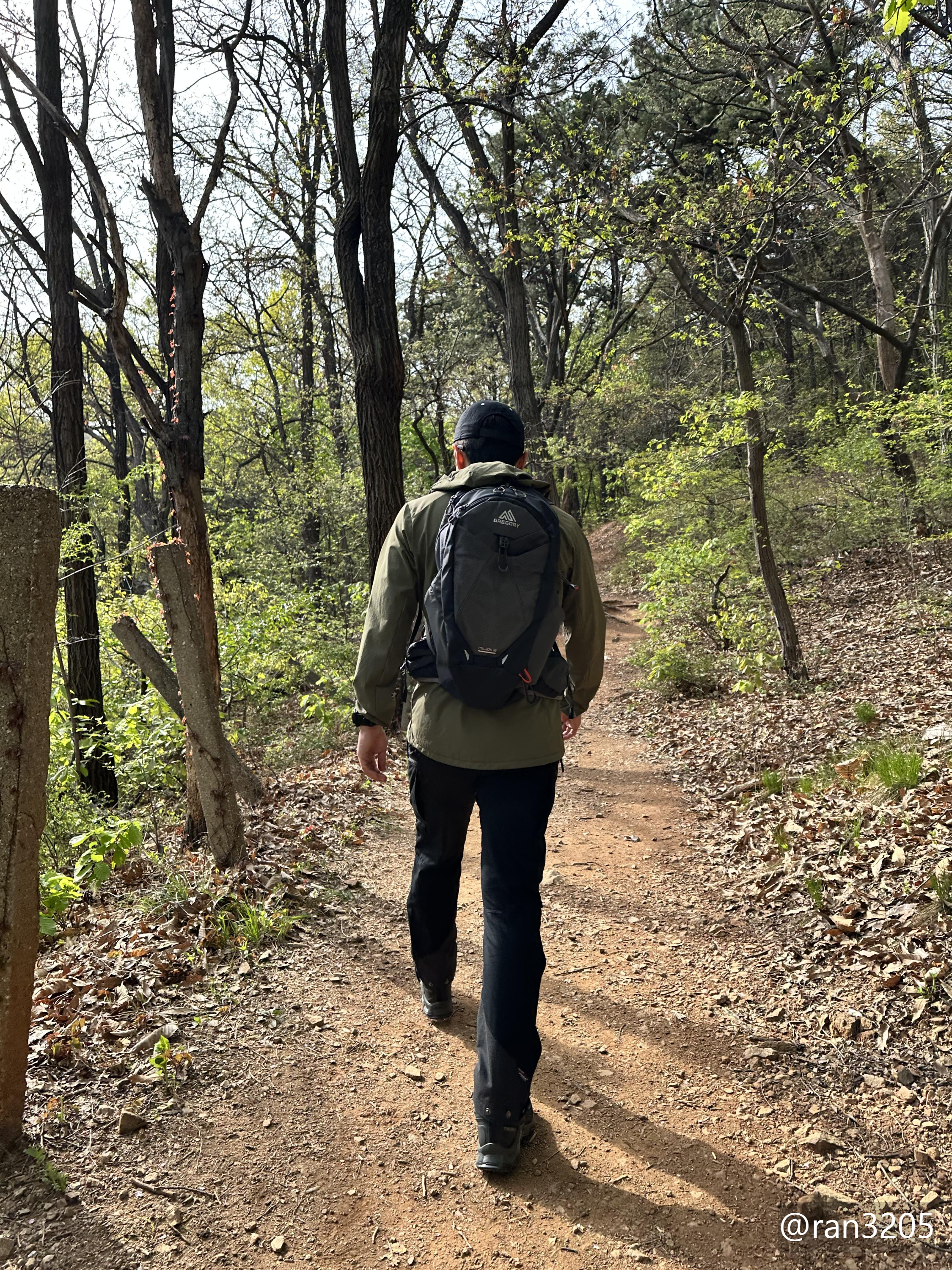 등산하는 남편 뒷모습