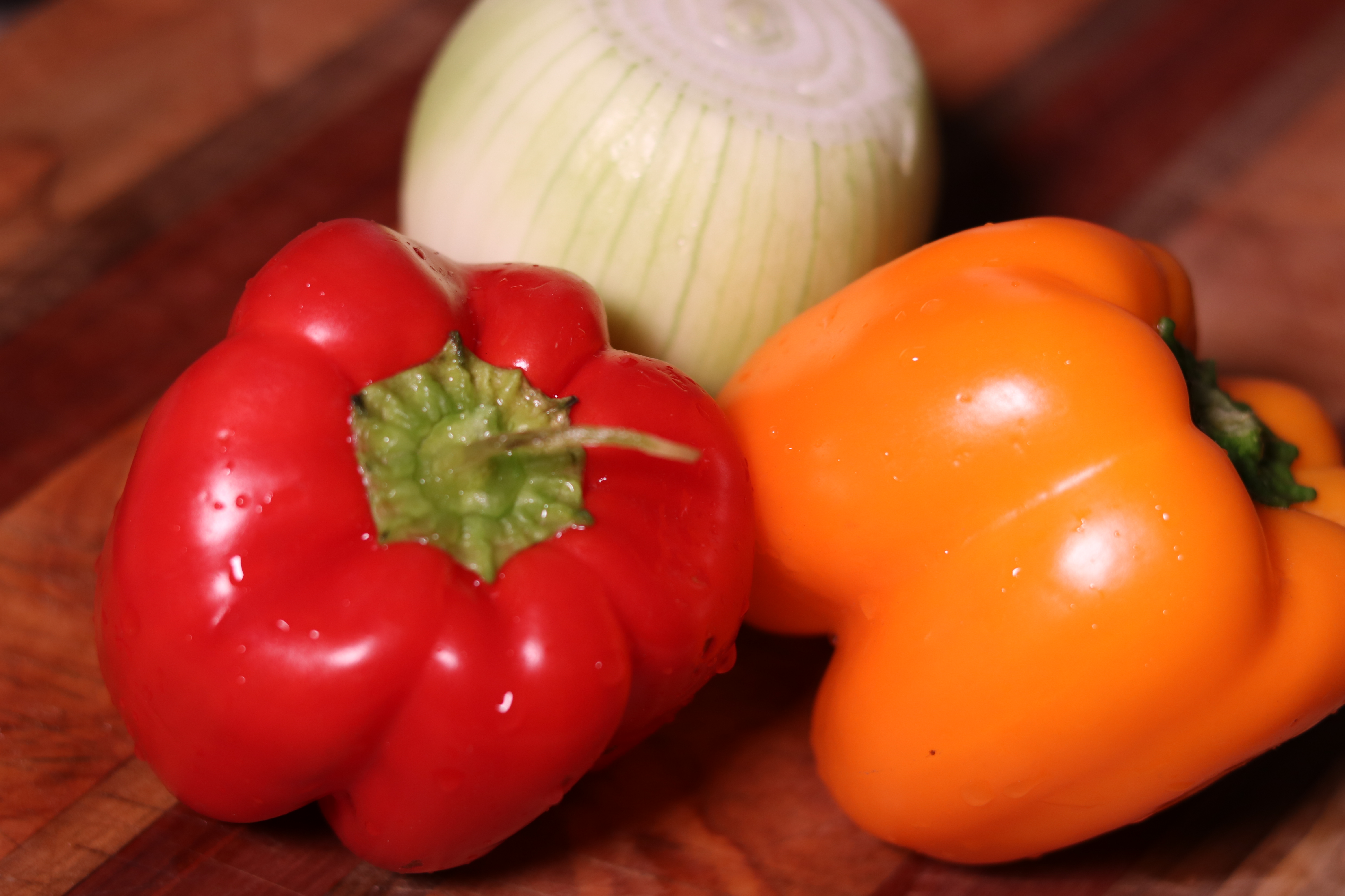 1. 피망은 보통 네모 썰기 해주시고 
양파도 같은 사이즈로 썰어주세요.
