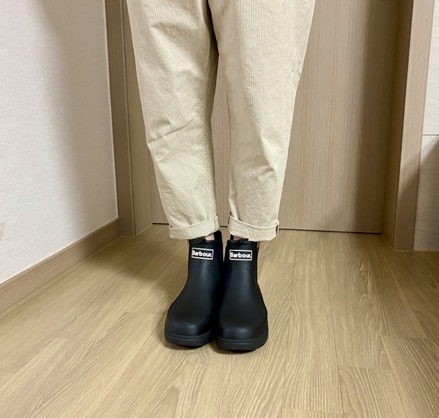 바지단을_걷어_올려_바버_레인부츠가_가려지지_않도록_하자
