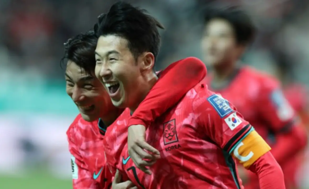 태국전-
붉은 유니폼을 입은 손흥민이 기뻐하며 뛰어가고 손흥민을 어깨동무하며 기뻐하는 한국선수