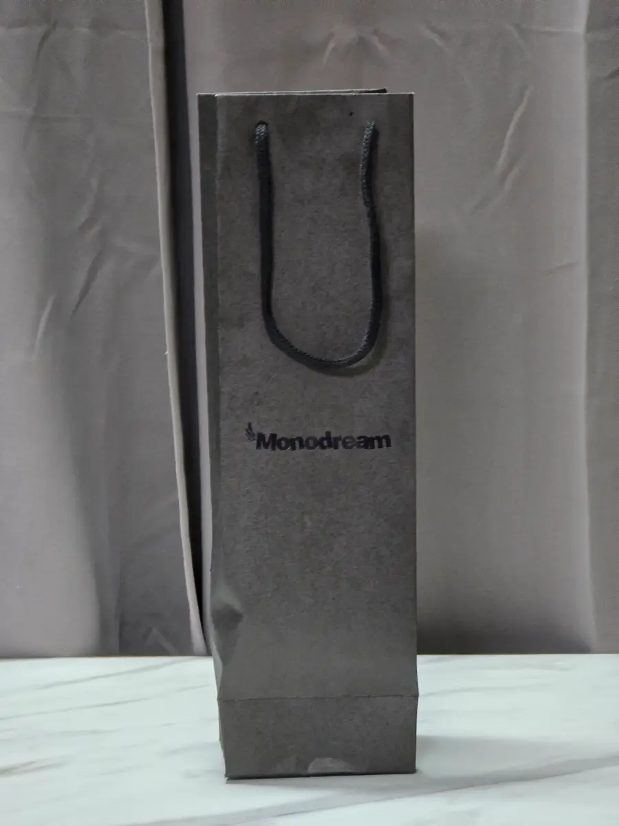 증정용 화이트와인이 담긴 포장봉투