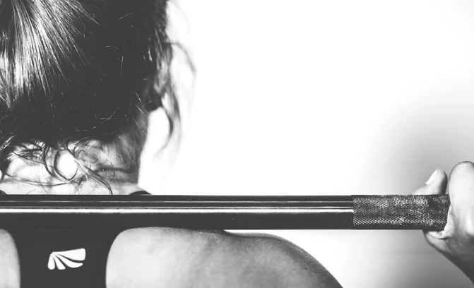 아르기닌의 효능 중 하나인 면역력 증진을 암시하는 사진으로 한 여성이 운동을 하고 있는 모습입니다.