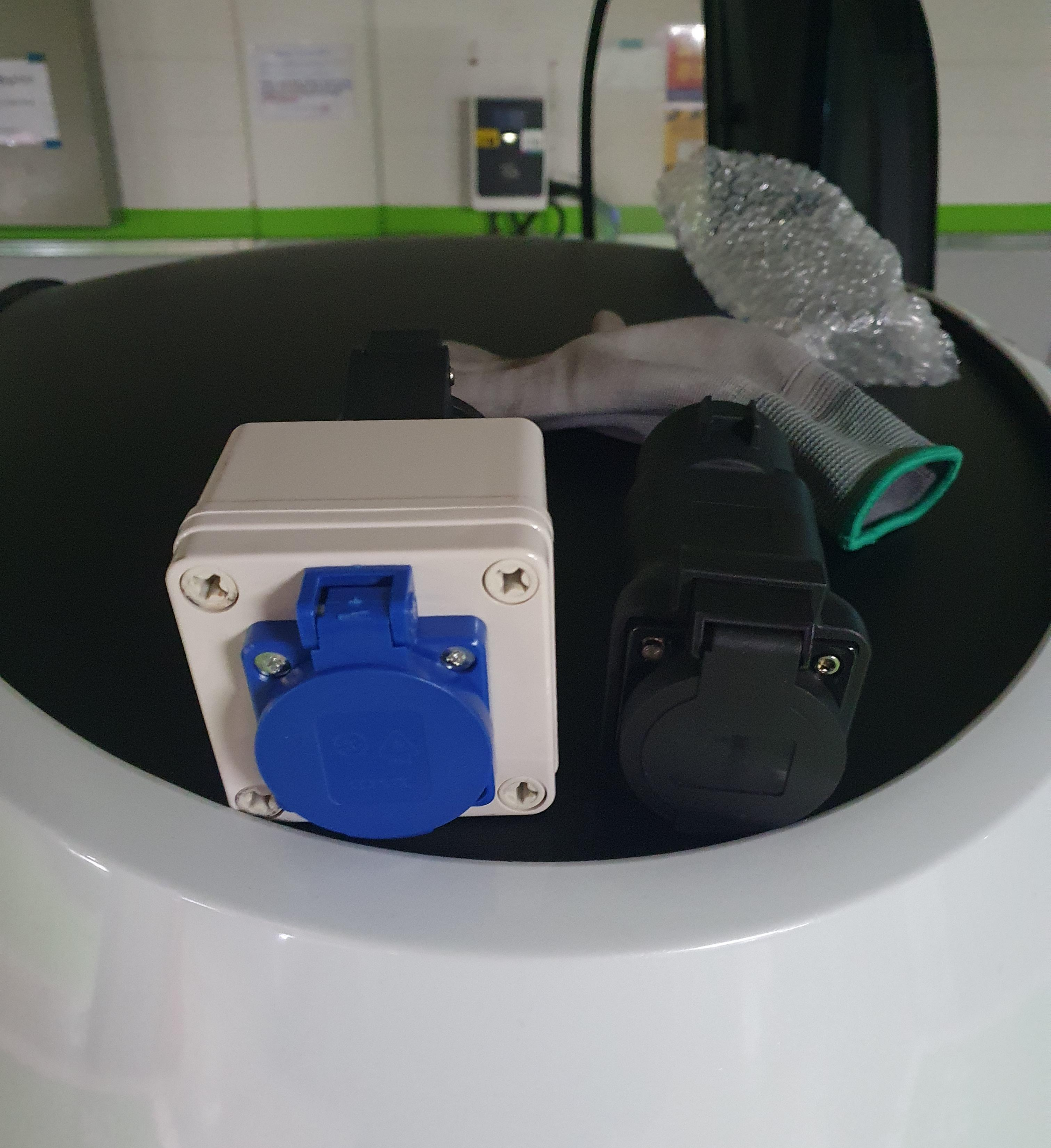 220V 콘센트 구멍쪽 사진(좌 이군젠더, 우 알리젠더)