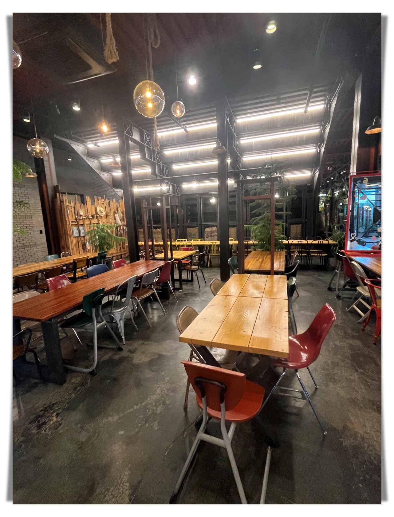 더티트렁크-내부-인테리어-넓은-테이블