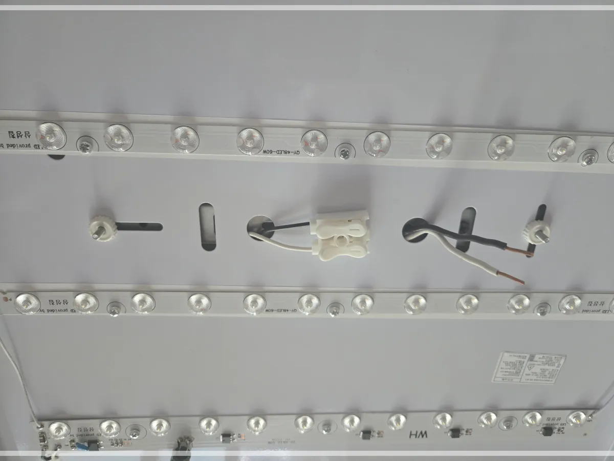 안방-LED-전등-셀프-교체중인-모습