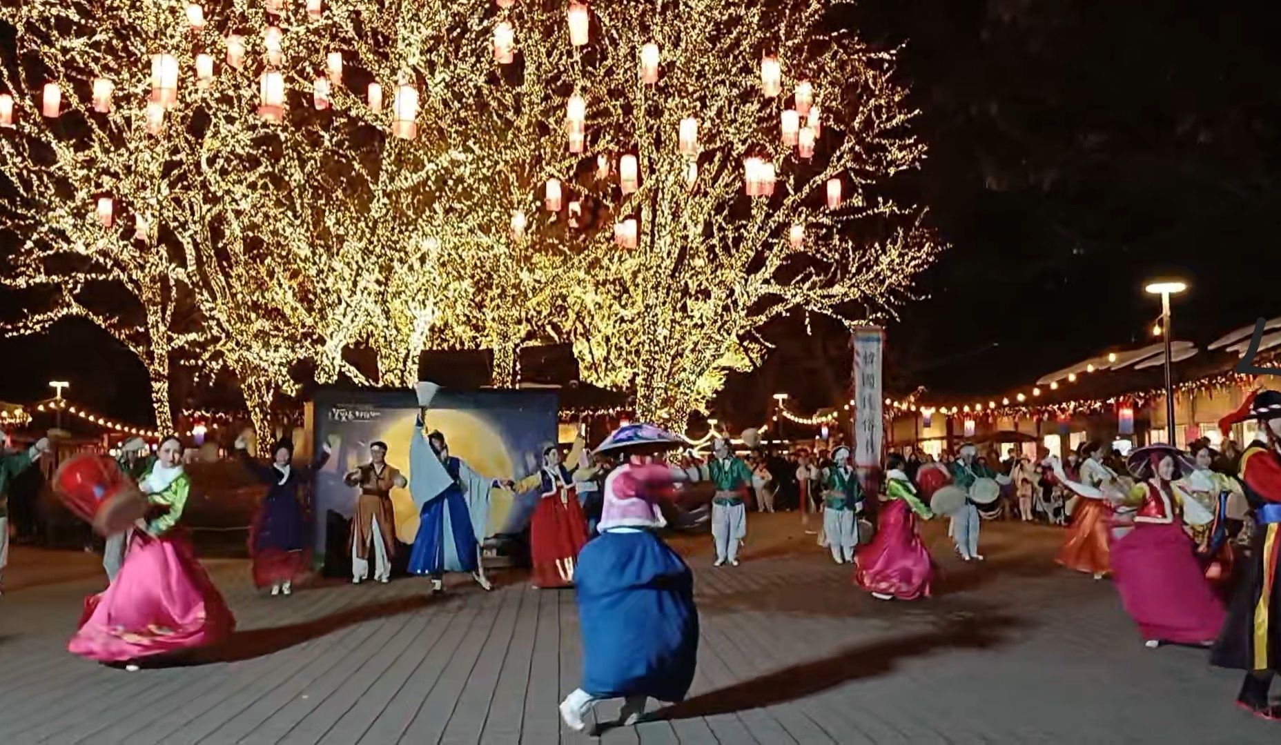 웃음과 구호가 뒤섞인 상가마을&amp;#44; 오늘의 거리는 하나의 큰 무대였다