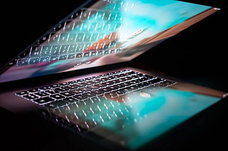 어두운-곳에서-맥북을-사용하는-모습