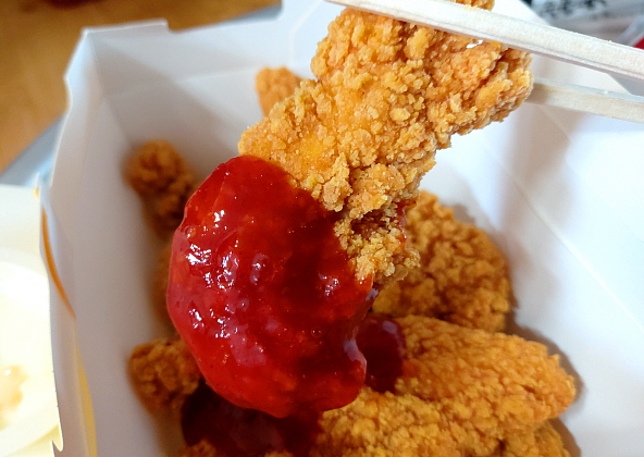 양념소스와 빠텐더의 조합 양념소스에 찍어먹는 빠텐더