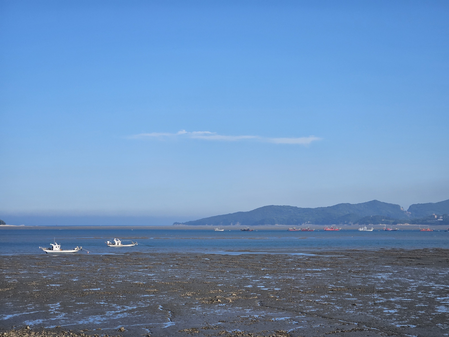 푸른 바다가 펼쳐진 무의도 해안선 풍경