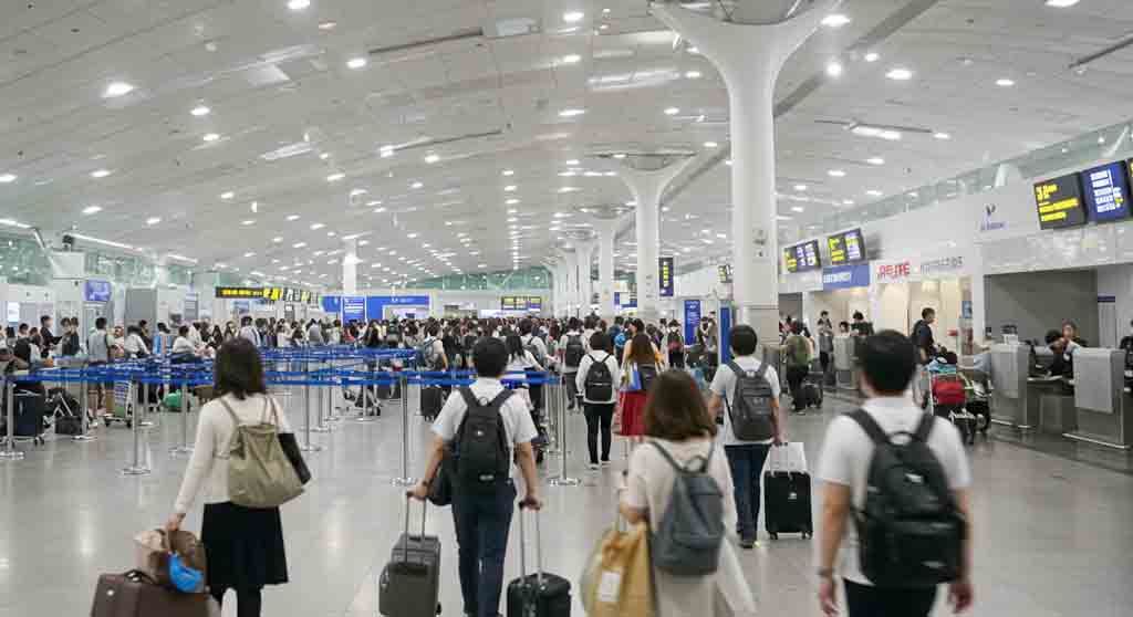 공항 체크인 카운터로 출국수속을 하러 가는 장면