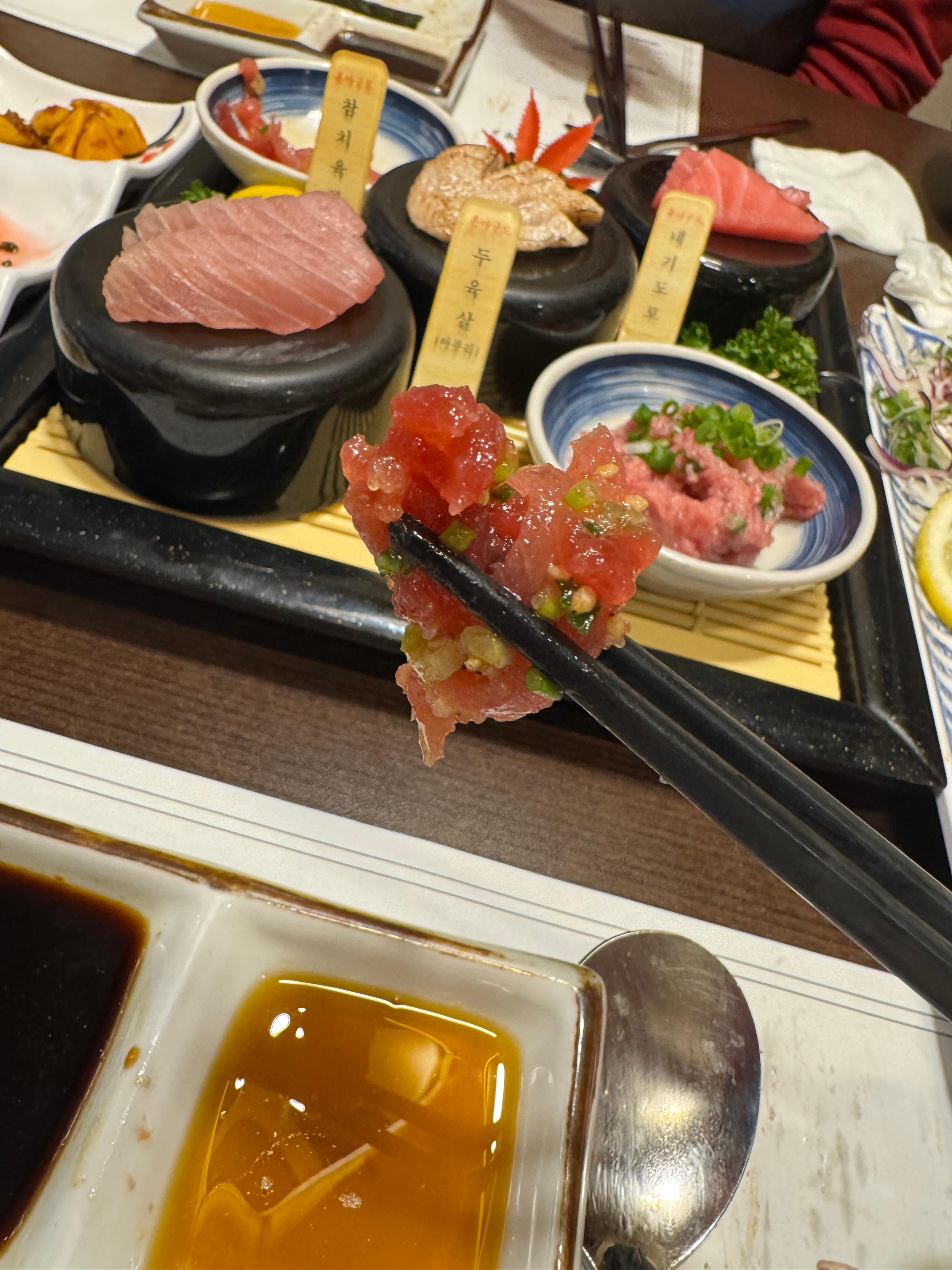 마구로센 네기도로 클로즈업 &ndash; 잘게 다진 생참치에 쪽파를 더한 고소하고 감칠맛 진한 한입