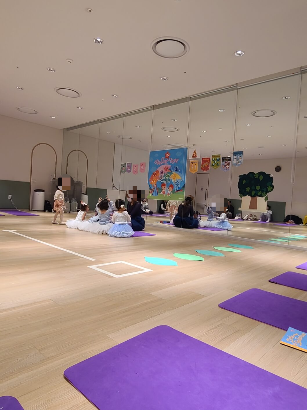 이마트-문화센터-발레-수업중-아이들이-모여있는-사진