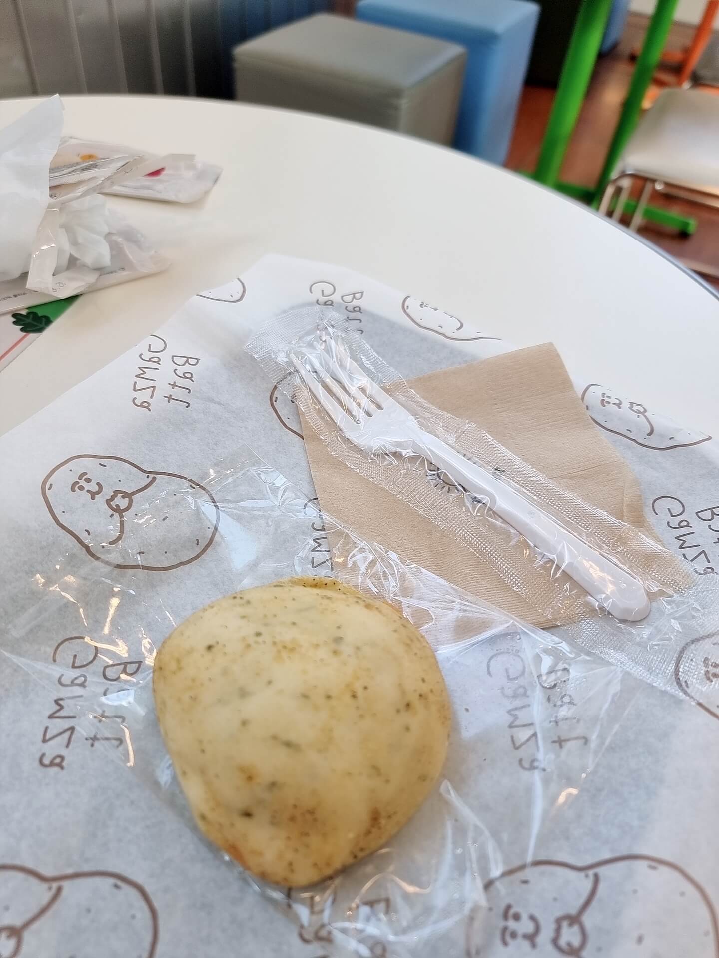 치즈감짜빵을 테이블에 올림
