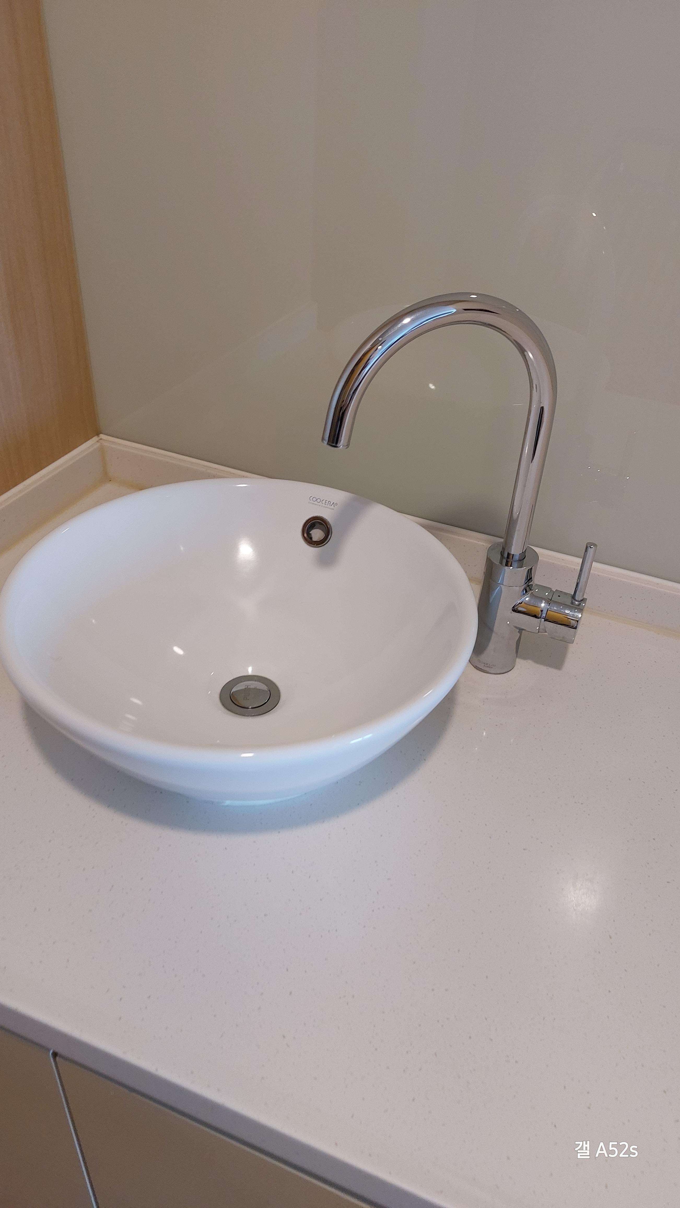 세면대는 객실에 들어오자마자 왼쪽에 위치하고 있습니다.
바로바로 손닦을수 있어서 좋습니다.