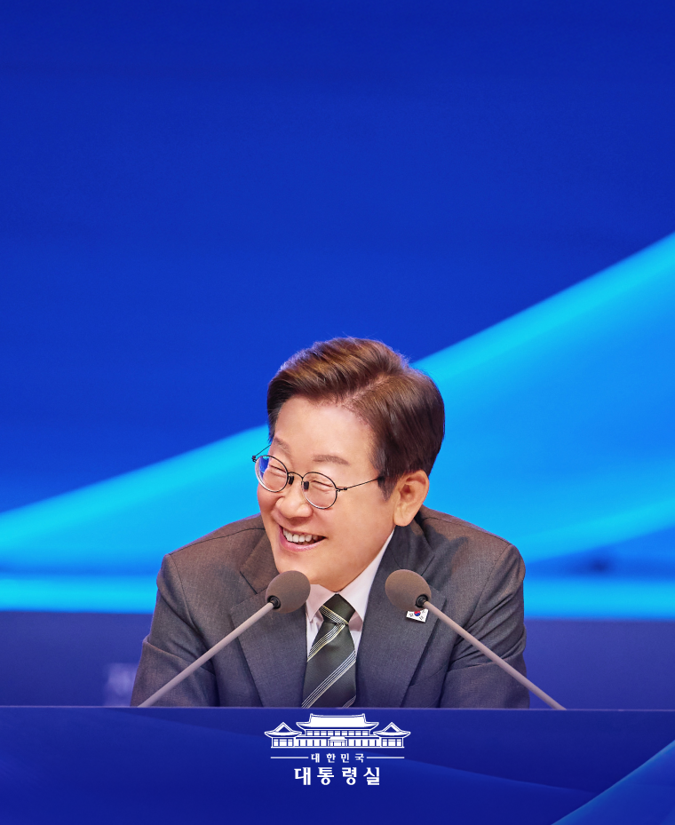 이재명 굿즈 - 디지털 굿즈부터 대선 운동화까지