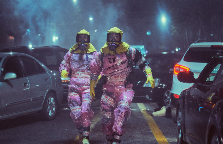 산소 마스크를 쓰고 독가스를 헤쳐나가는 의주와 용남