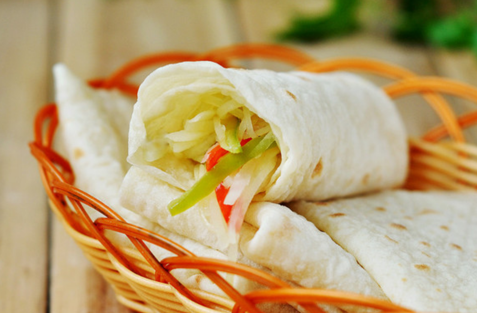 얇게 둥글게 부친 밀가루 반죽속에 호박등을 넣어서 말아서 먹는 밀전병 사진