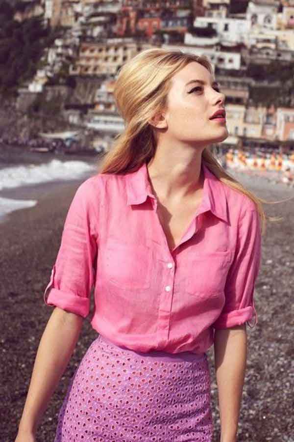 분홍색 옷을 입은 여자