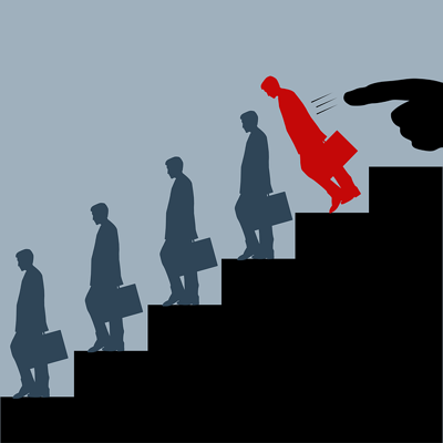 계단위 사람들 줄줄이 쫓겨나는 이미지