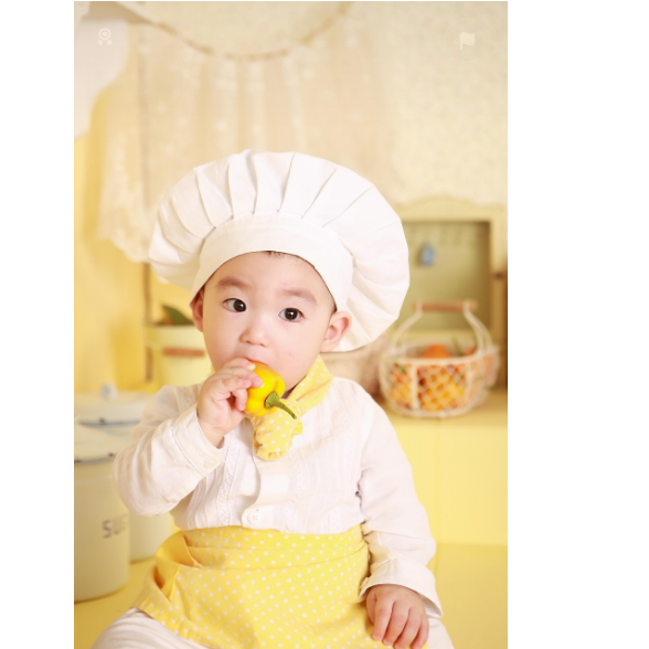 파프리카를 입에 문 아기