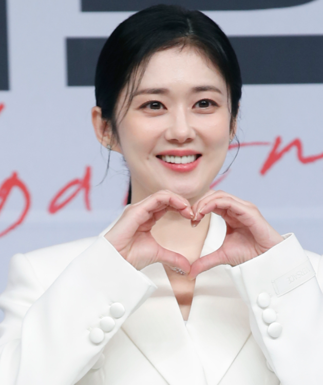 배우 장나라의 꾸준한 기부 활동을 상징하는 따뜻한 손길 이미지