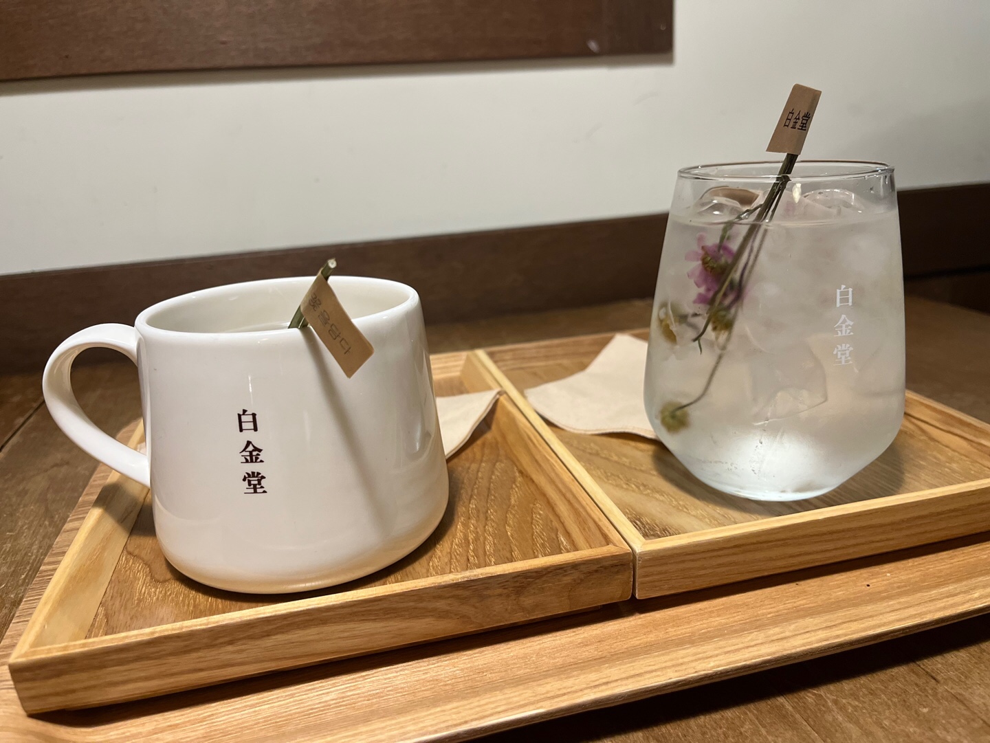 차가운 꽃차와 따뜻한 꽃차