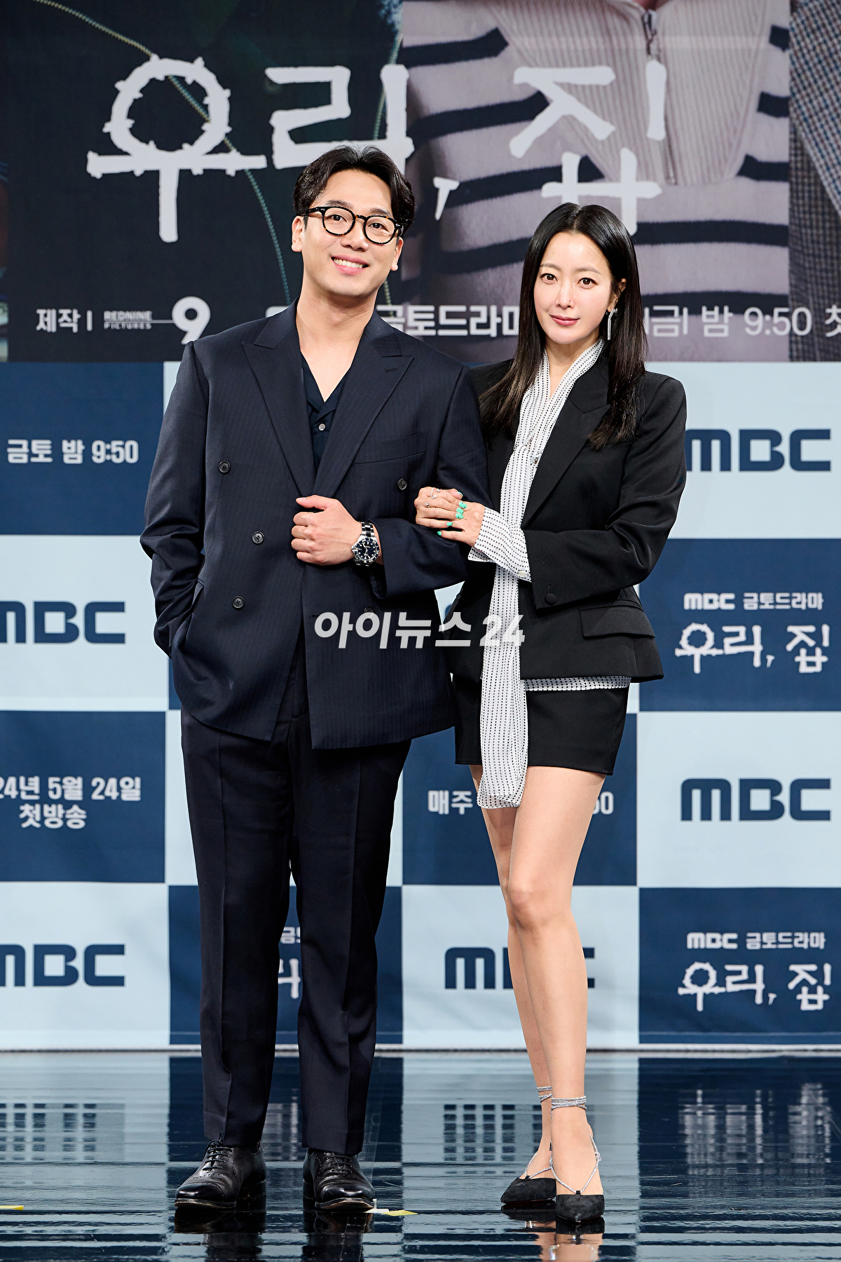 배우 김남희와 김희선이 23일 오후 온라인으로 진행된 MBC드라마 '우리,집' 제작발표회에서 포르를 취하고 있다. [사진=MBC]