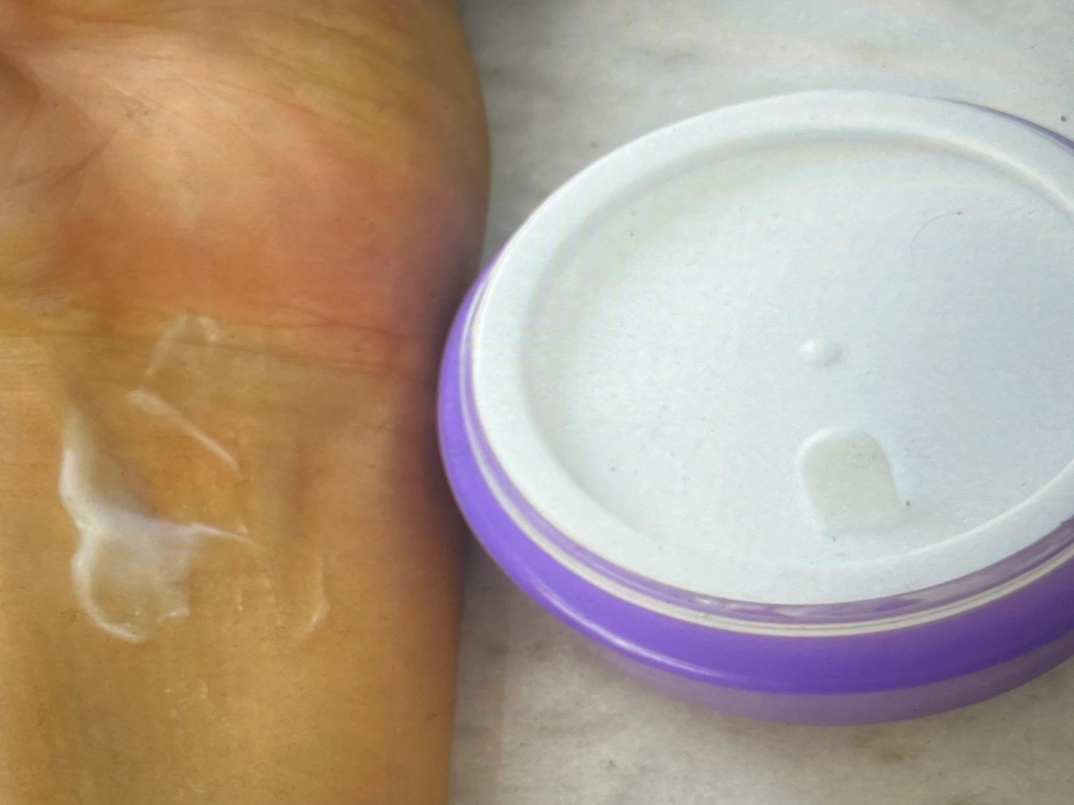 호주주름크림-손에-바른-사진