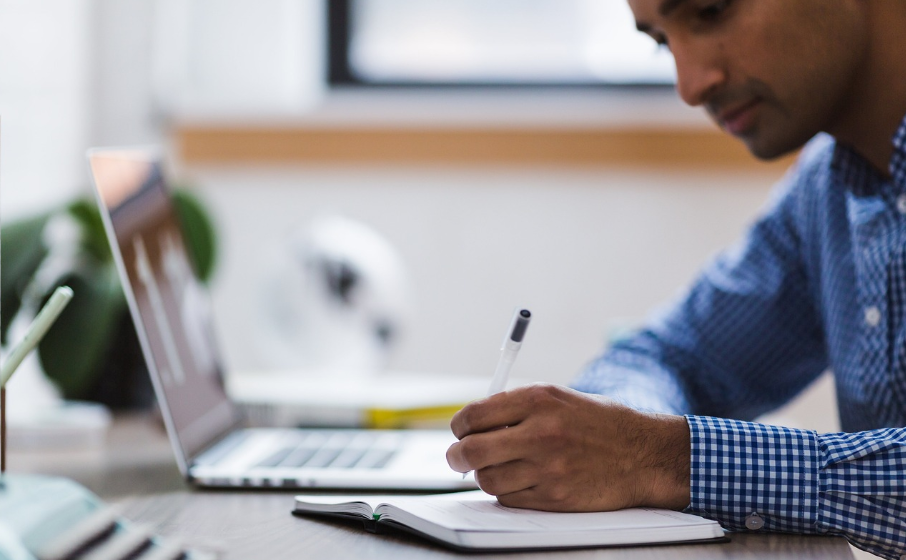 여름 휴가지 계획 짜고 있는 남자