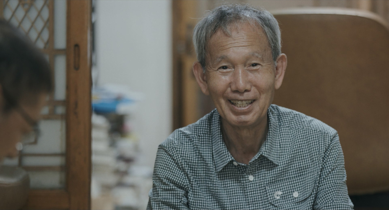 어른 김장하 선생님의 환하게 웃고 있는 모습