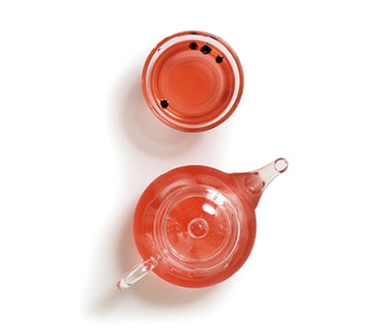 '오미자차'가 담긴 잔과 주전자