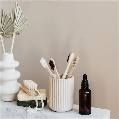 칫솔과 청소용 솔 등이 함께 놓인 모습