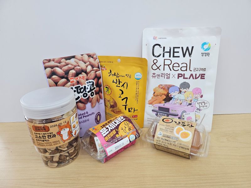 구운 계란과 견과류, 군고구마가 놓인 깔끔한 구성