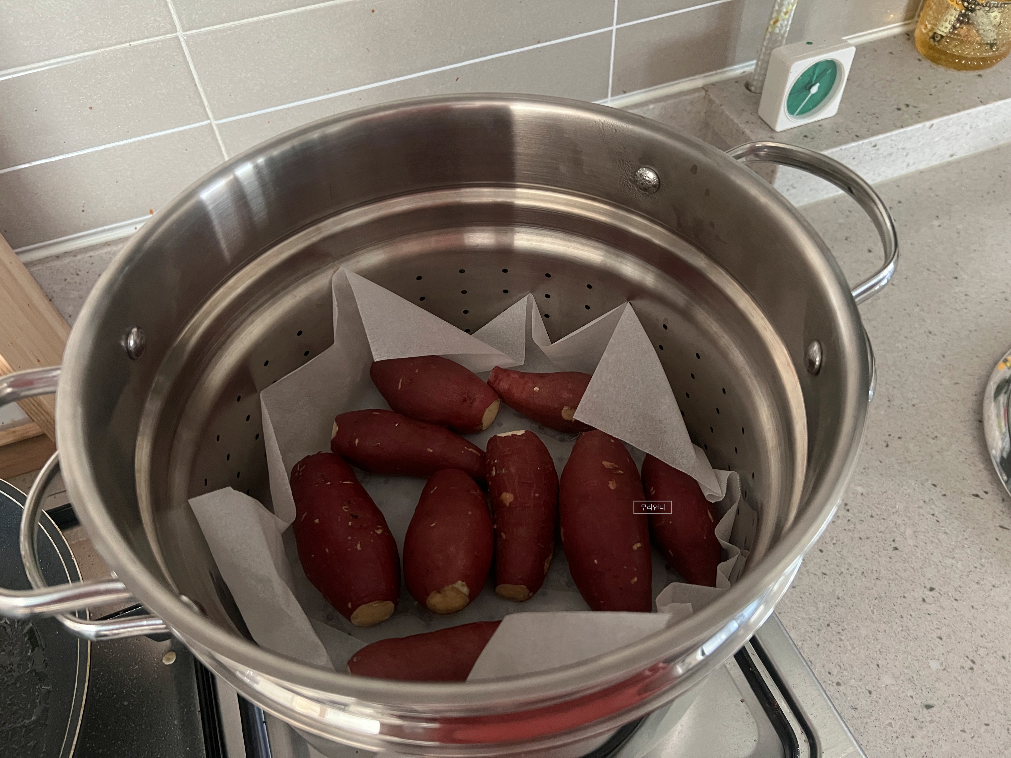 고구마를 차곡차곡 올려줍니다